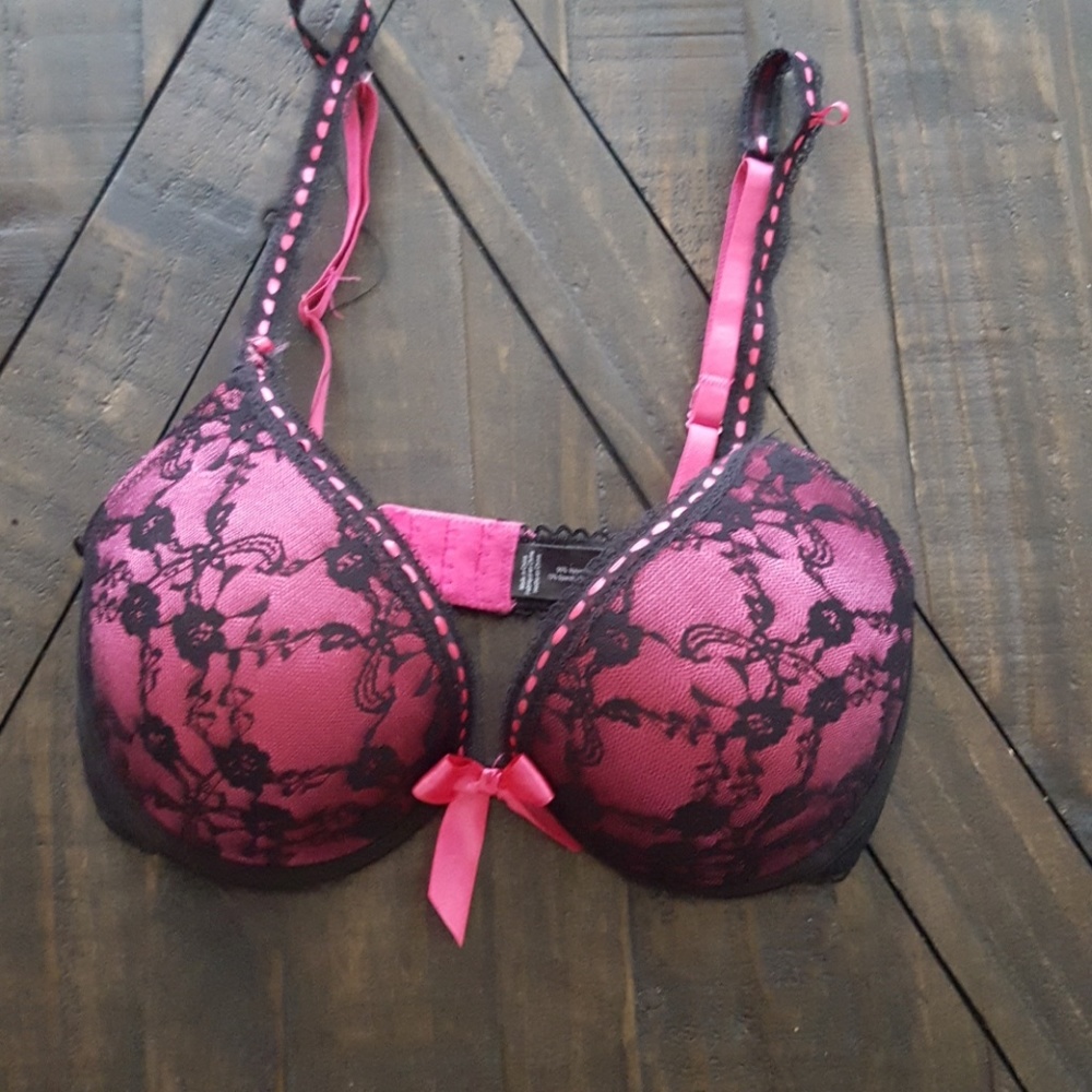 Super cute pink and black bra💕